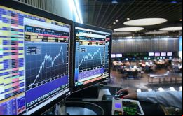 Tras caer un 21% pese a la intervención del banco central, el peso argentino subió un 4,36% el viernes, en tanto riesgo país bajaba 80 unidades a 1.659 puntos básicos. 