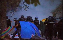 Los manifestantes hicieron barricadas para obstaculizar el  de las fuerzas de seguridad al campamento donde militantes anticapitalistas y ecologistas celebran una cumbre alternativa al G7. (AP)