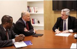 Alberto Fernández dialogando con los representantes del FMI, encabezados por Alejandro Werner