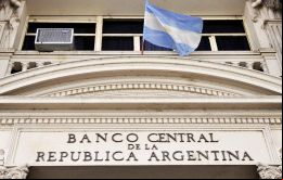 La autoridad monetaria acumuló ventas por US$367 millones mediante siete licitaciones en la jornada, más US$60 millones por cuenta del Tesoro