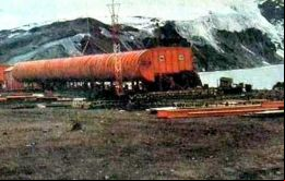La idea de aterrizar en la isla de Thule supuestamente se remonta a 1974 y fue sugerida por primera vez al entonces presidente Juan Perón, por el capitán Juan José Lombardo