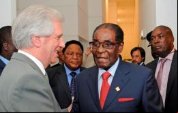 Mugabe en uno de sus últimos viajes al exterior visitó Uruguay siendo recibido efusivamente por el presidente Tabaré Vázquez