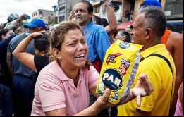 Los venezolanos que ganan un salario mínimo apenas pueden comprar 2% de la canasta básica. El sueldo mínimo mensual es de 40.000 bolívares al mes, unos 2,7 dólares 
