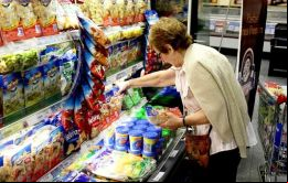 Alimentos y bebidas no alcohólicas encabezaron el avance con un aumento de 0,7% frente al mes previo, seguido de los precios de vestuario y calzado con 0.6%