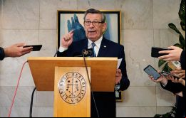A raíz de tal decisión, el canciller uruguayo, Rodolfo Nin Novoa, realizó una conferencia de prensa en Montevideo para explicar la postura de Uruguay.