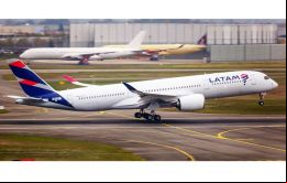 Digamos que LATAM no desconoce las Falklands: desde los acuerdos de 1999, existe un vuelo semanal a las Islas, los sábados, con una escala mensual en Rio Gallegos, Santa Cruz, Argentina