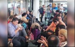 El sismo de magnitud 6,6 se registra en la zona centro y sur de Chile. Pero pese al remezón generado por el movimiento telúrico, la gente presente en el terminal aéreo no se inmuta y continúa normalme