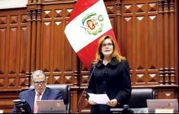 Martín Vizcarra cuenta con el respaldo de militares y policía, pero los legisladores opositores controlan el Congreso y designaron a la vicepresidente, Mercedes Aráoz. 