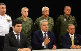 Acompañado de varios jefes militares, Moreno culpó a Correa (2007-2017) de estar detrás de los supuestos intentos de desestabilizar a su Gobierno