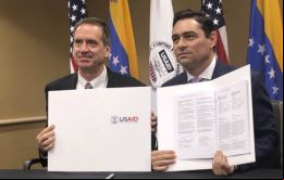 El documento fue firmado en la sede de la US AID por su director, Mark Green, y el embajador del gobierno de Guaidó en Washington, Carlos Vecchio.