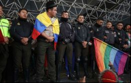 Los indígenas entregaron a los agentes después del funeral del dirigente Inocencio Tucumbi, muerto el miércoles durante los disturbios por una huelga general