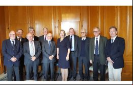  Un plumaje de gobernadores se reunió para homenajear a la representante del gobierno de las Falklands en Londres, FIGO, Ms Sukey Cameron, MBE