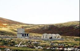 El predio al oeste de Stanley tiene unas 12.7 hectáreas de superficie, y contiene algunas reliquias del campamento militar británico de la Segunda Guerra Mundial.