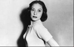 Alicia entró en la Scholl of American Ballet, donde se formó con los maestros Enrico Zanfretta, Alexandra Fedorova, Anatole Vilzak y Anthony Tudor