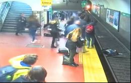 El video que se viralizó y le salvó la vida a la mujer. El tren era conducido por una mujer.