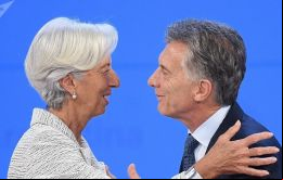 La ex Directora a del FMI Christine Lagarde y el presidente Mauricio Macri sellan con un amigable saludo el rescate de Argentina