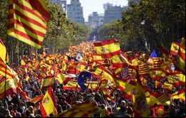 Los unionistas ocuparon el céntrico Paseo de Gracia con banderas españolas y catalanas, al grito de Viva España y ¡No se quema Barcelona!