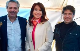 El equipo de Alberto Fernández junto a Cristina Kirchner y Axel Kicillof saludan a los militantes tras el anuncio del triunfo 