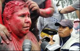 Patricia Arce Guzmán cautiva, descalza y bañada en pintura roja es paseada por patoteros en la localidad de Vinto  
