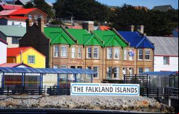  El icónico cartel que da la bienvenida a quienes llegan de visita a Stanley, capital de las Islas, Welcome to the Falkland Islands