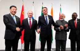 La equivocada, de un encuentro anterior pues incluye a Temer y Zuma e ignora nada menos que al anfitrión Jair Mesías Bolsonaro 