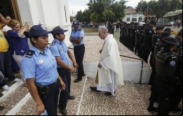 La Arquidiócesis de Managua denunció que grupos violentos afines al gobierno agredieron el lunes a un sacerdote y una monja en Catedral de Managua.