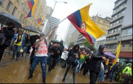 Los disturbios que se desataron después de las marchas del jueves dejaron tres personas muertas en dos pueblos del suroeste del país. 