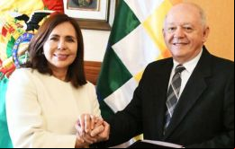 La Cancillería de Bolivia comunicó por Twitter el nombramiento, en un mensaje con una imagen de la canciller interina, Karen Longaric, junto a Serrate. 
