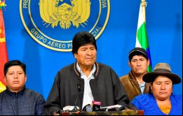Morales anunció su renuncia, luego que se lo pidieran numerosas organizaciones sociales afines y el comandante de las FF.AA. general Williams Kaliman.