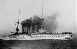 El Scharnhorst, construido en Hamburgo en 1905, fue el primero en ser hundido luego de recibir fuertes daños infligidos por el HMS Invincible y el HMS Inflexible.
