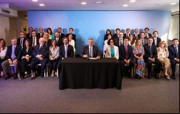 El presidente electo junto al elenco que ministros y secretarios que lo acompañaran en su gestión 