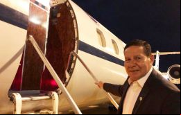 En un gesto político, el presidente @jairbolsonaro me nombró para representarlo en la asunción del presidente ... publicó Mourao en Twitter mientras subía al avión.