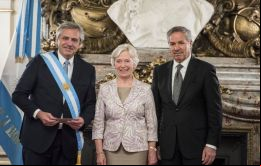 La Baronesa Hooper en la ceremonia de asunción de Alberto Fernández. (Foto Emb Británica de Ba Aires)