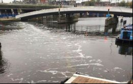 La tubería que emite burbujas está ubicada diagonalmente a través del canal, creando un flujo de agua hace flotar los desechos y los transporta a un colector