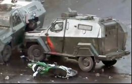 El joven fue embestido por un zorrillo, nombre popular con el que se conoce a los camiones de los Carabineros (Policía chilena), cuando se encontraba en Plaza Italia