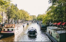 Holland es el nombre oficial de dos de las 12 provincias que tiene Países Bajos: Holanda del Norte, que incluye Ámsterdam y Haarlem, y Holanda del Sur, donde están La Haya, Róterdam y Leiden, entre ot