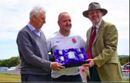 El Gobernador y Colin Summers entregan a Patrick Watts MBE y a Nancy Poole presentes en reconocimiento a su compromiso con la Asociación de Deportes de Stanley