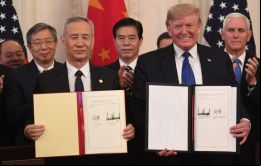 El viceprimer ministro Liu He y el presidente de los Estados Unidos Donald Trump rubricaron los documentos.