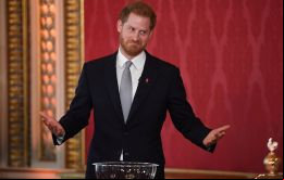 Harry seguirá siendo príncipe y el sexto heredero en la línea sucesoria del trono británico.