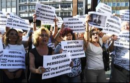 Los manifestantes portaron banderas argentinas, algunas con cintas negras, y carteles con reclamos de justicia por la muerte del fiscal