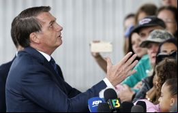  La Federación Nacional de Periodistas (FENAJ) acusó al jefe de Estado de ser responsable en 2019 de 121 de los 208 ataques contra medios de comunicación y periodistas.