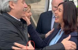En hebreo y con lapicera, la funcionaria israelí anotó en su mano el nombre del mandatario argentino, según explicó en Twitter un periodista israelí.