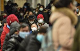 Según datos oficiales, 56 personas murieron hasta el domingo y otras 2.047 están infectadas por el brote que tiene como epicentro la ciudad central de Wuhan, que se encuentra cercada en cuarentena