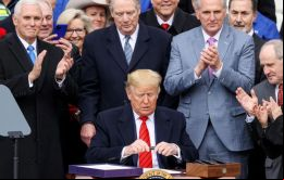 Hoy finalmente estamos terminando la pesadilla del NAFTA, dijo Trump en la Casa Blanca al rubricar el Tratado entre México, Estados Unidos y Canadá