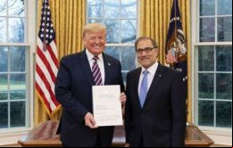 El presidente Trump con las credenciales del embajador Jorge Argüello en el Salón Oval de la Casa Blanca 