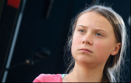 Greta Thunberg recibió el Premio Right Livelihood Award en 2019 por inspirar y ampliar las demandas políticas de acción climática urgente que refleje hechos científicos