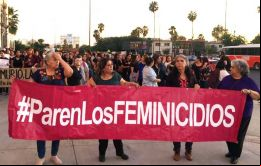 En la marcha participaron mujeres de diversas edades, portando carteles, paños y distintivos morados y verdes como parte de una la convocatoria del colectivo juvenil 