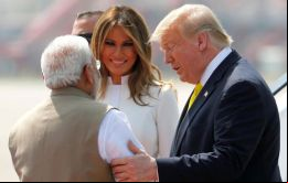 Trump y la primera dama, Melania Trump al estado occidental de Gujarat, donde fueron recibidos por el primer ministro indio, Narendra Modi. (Foto Reuters)