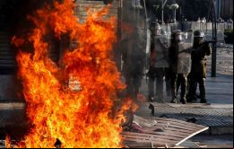  En los enfrentamientos entre Carabineros y manifestantes, bajo la consigna Calles con sangre, Viña sin festival y reclamaban la cancelación del encuentro musical 