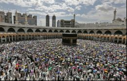 La “Umra”, que congrega cada mes en La Meca a decenas de miles de musulmanes, es una peregrinación que puede ser llevada a cabo en cualquier período del año